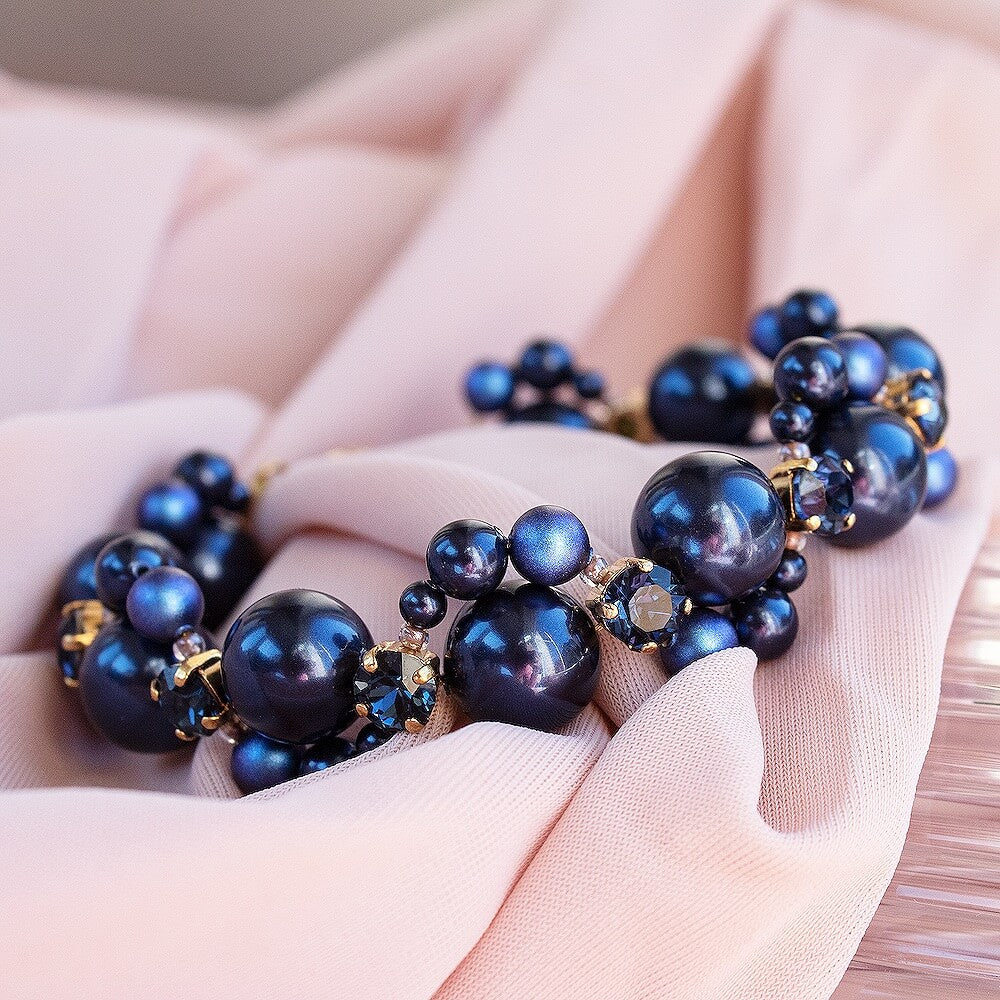 Tamsiai mėlynos spalvos papuošalų rinkinys "kvadratinės smeigės ir perlų apyrankė"