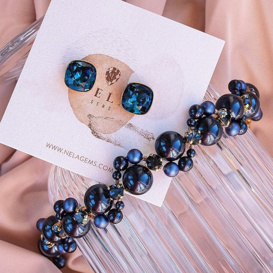 Tamsiai mėlynos spalvos papuošalų rinkinys "kvadratinės smeigės ir perlų apyrankė"